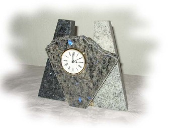 Uhren aus verschiedenen Granitsorten